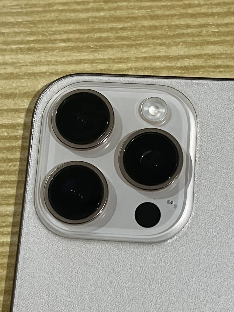 Apple iPhone 16 Pro Max 2