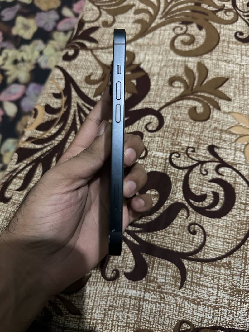 Apple iPhone 13 5