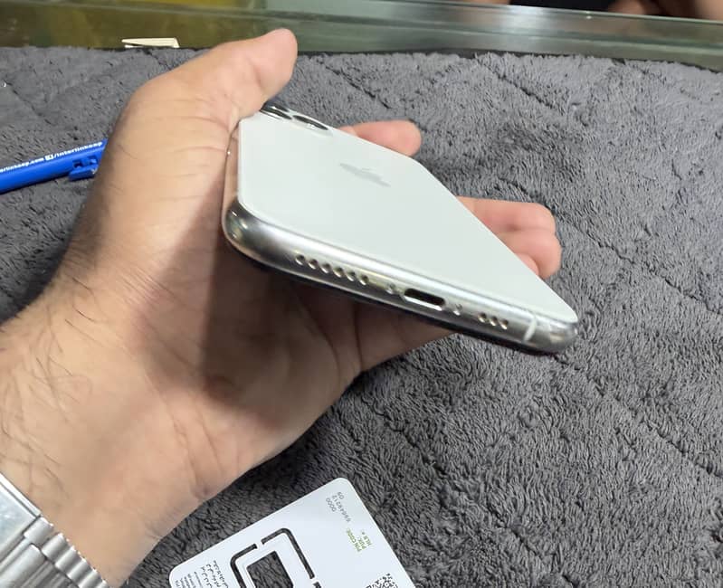 Apple iPhone 11 Pro 4