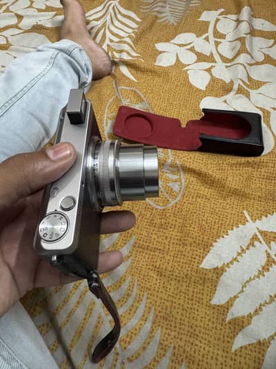 Fujifilm XF1 retro style camera for elegant design lovers 2/3” sensor