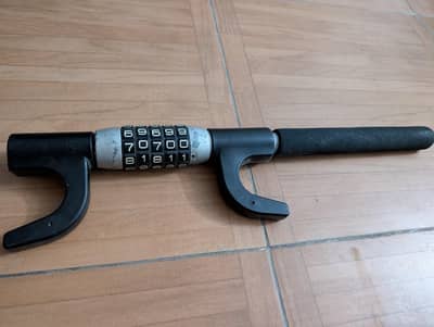 Car steering lock used so price in low condition 8.5  working 100-/-