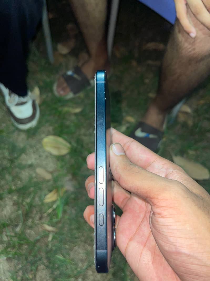 Apple iPhone 16 4