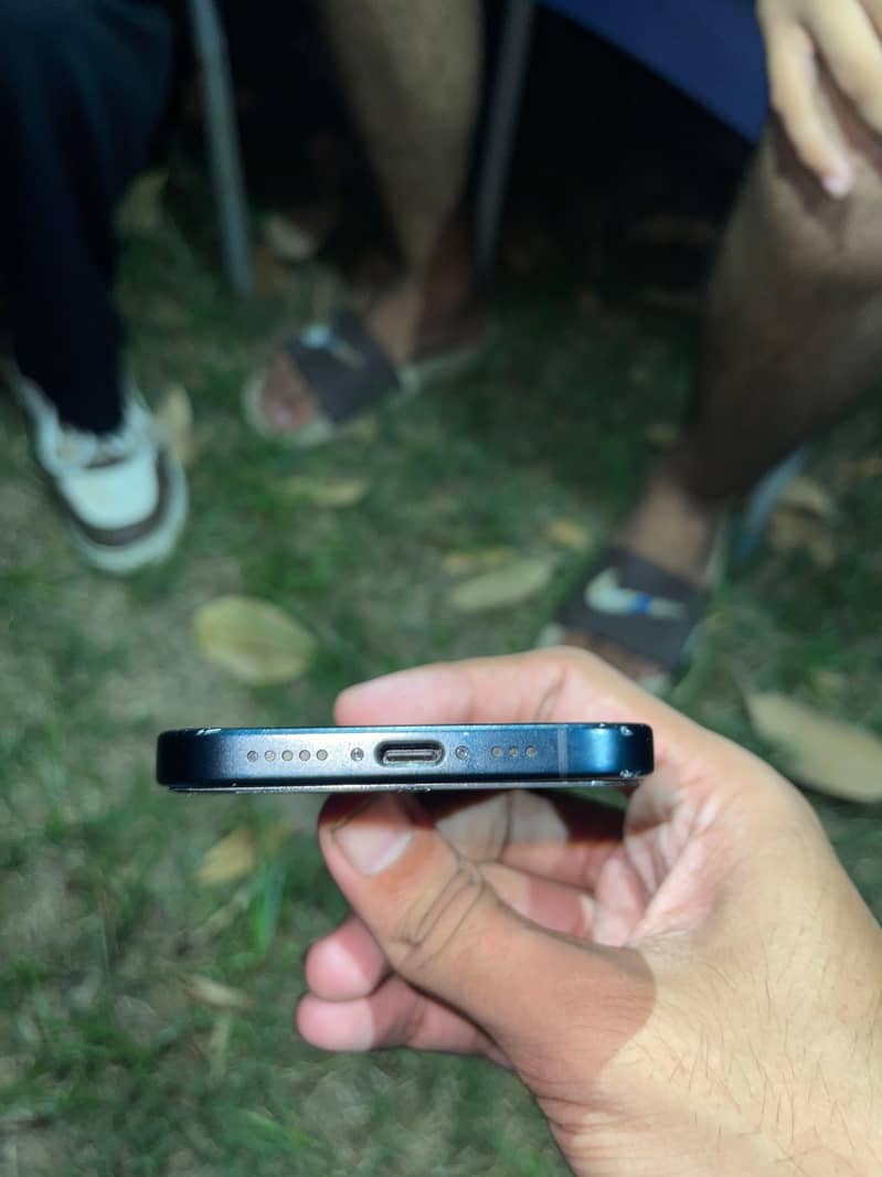 Apple iPhone 16 6
