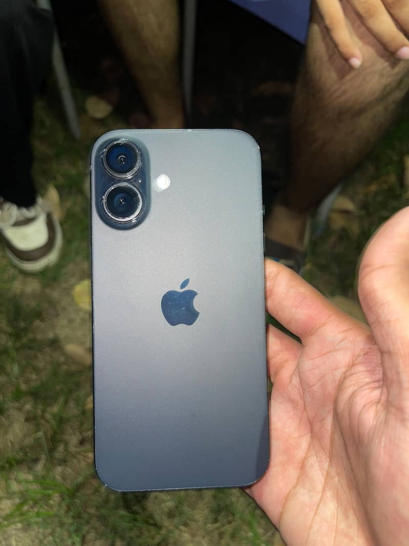 Apple iPhone 16 7