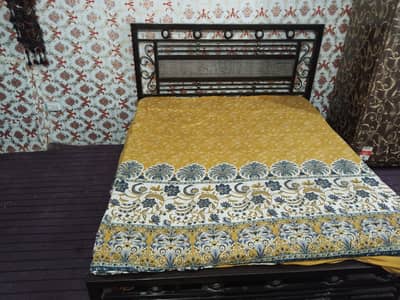 Strong aur durable iron bed achi condition