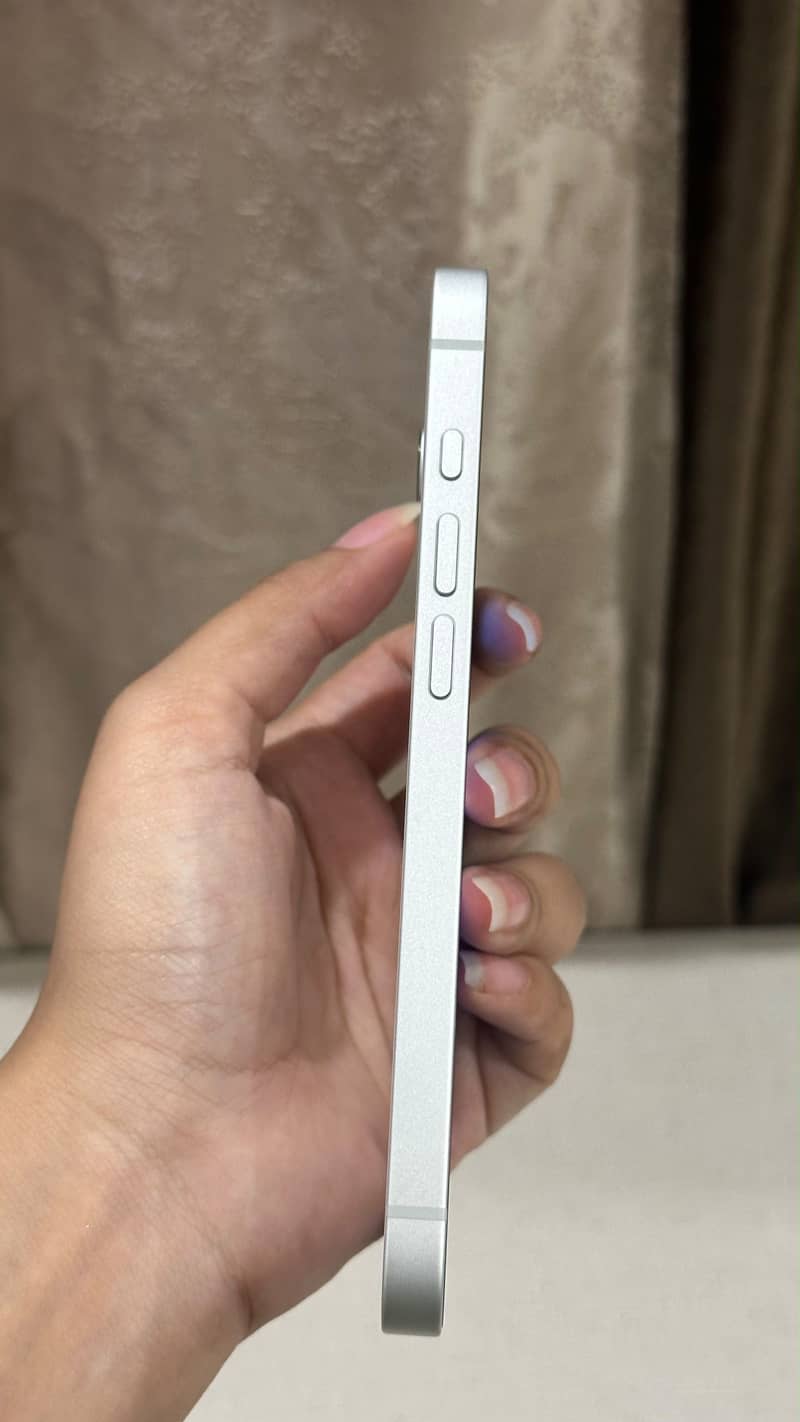 Apple iPhone 16e 1