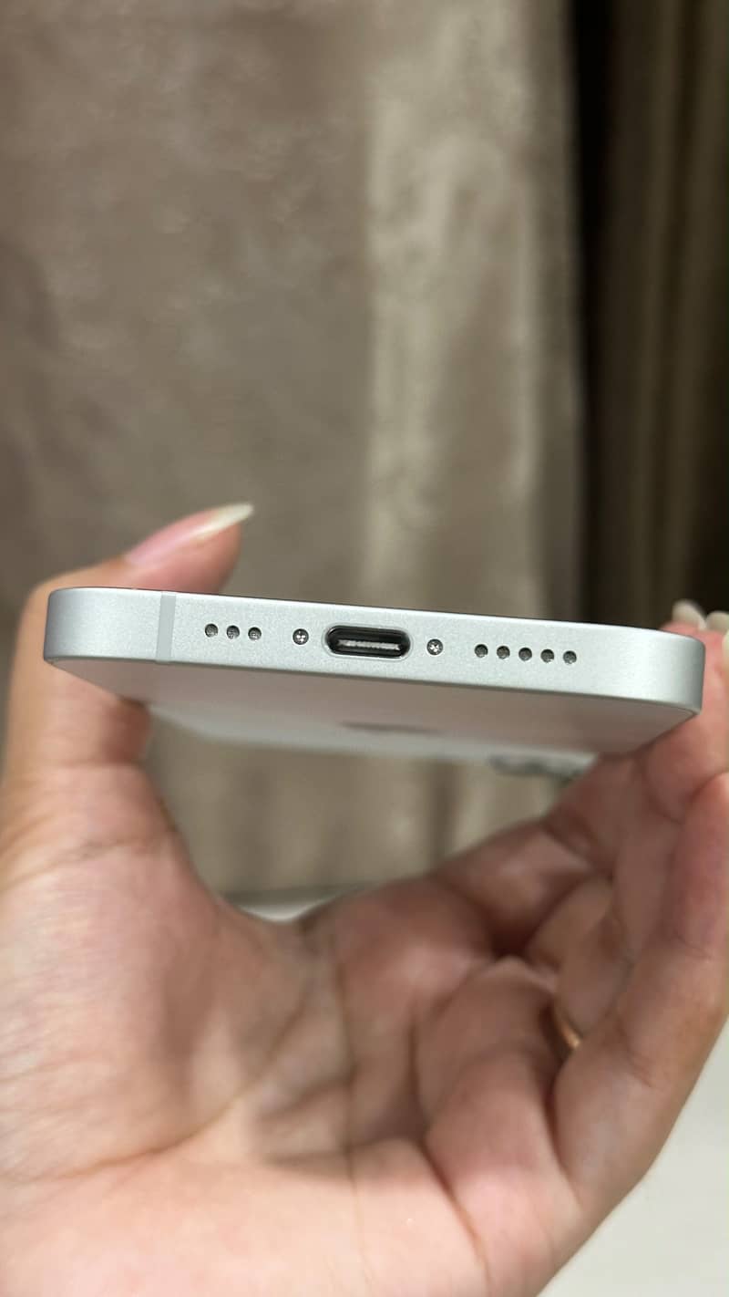 Apple iPhone 16e 2