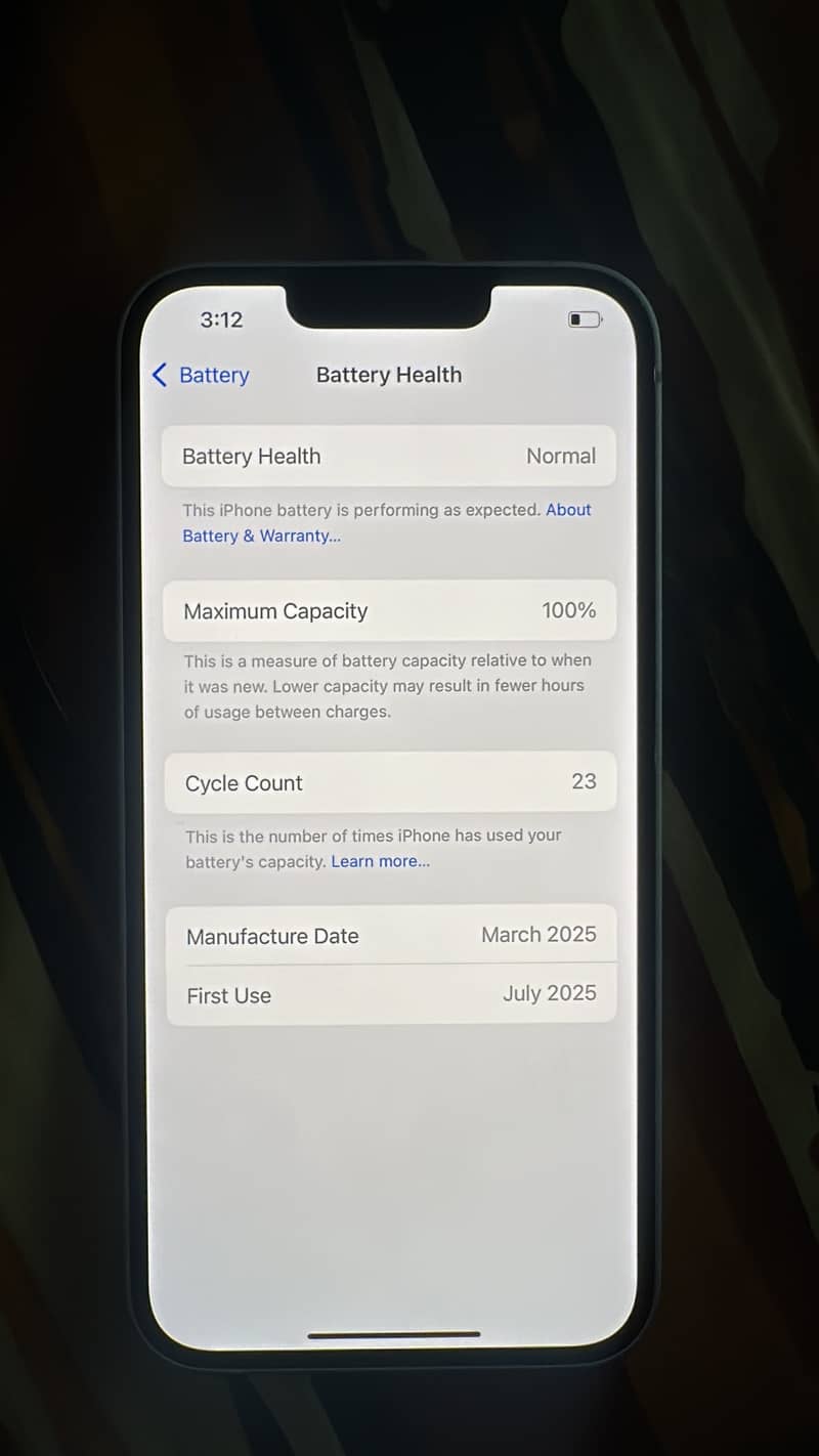 Apple iPhone 16e 3