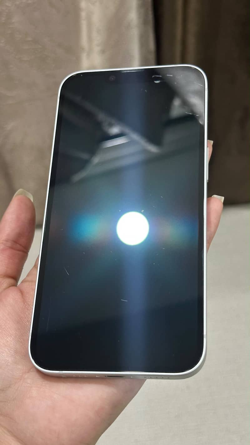 Apple iPhone 16e 4