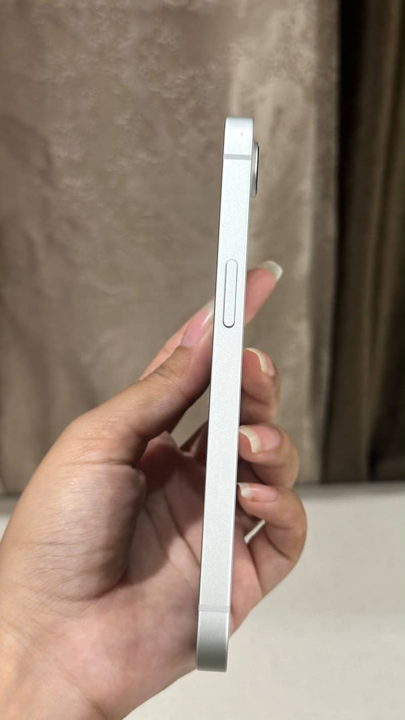 Apple iPhone 16e 5
