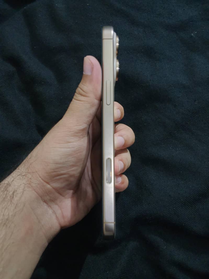 Apple iPhone 16 Pro Max 1