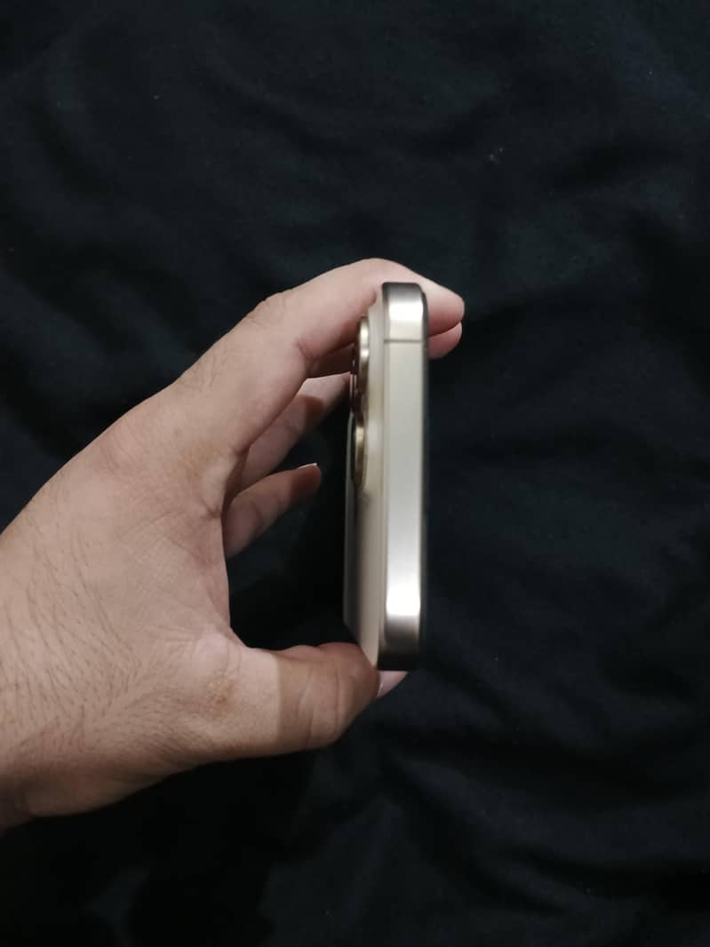 Apple iPhone 16 Pro Max 4