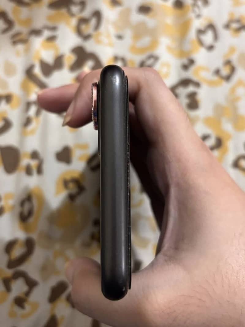 Apple iPhone 11 4