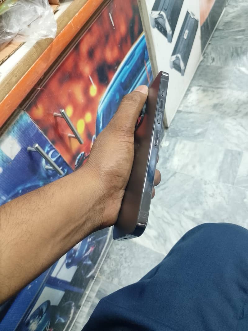Apple iPhone 13 Pro Max 4