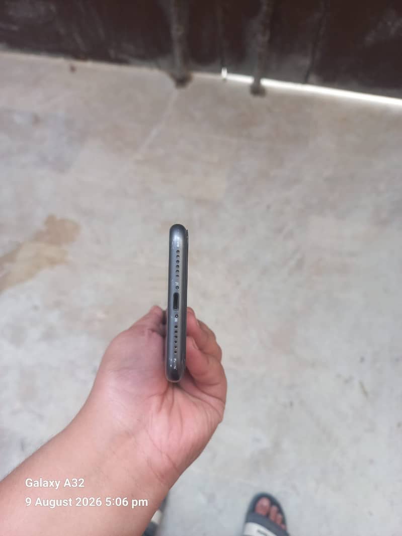 Apple iPhone 11 3