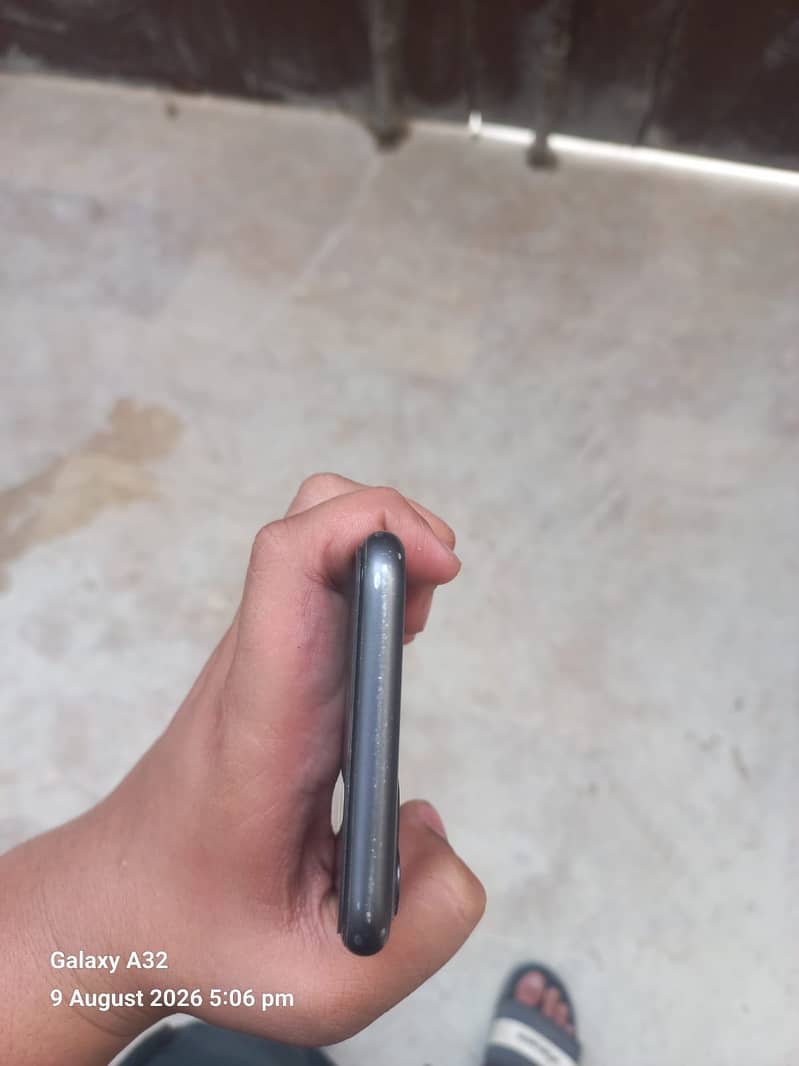 Apple iPhone 11 4