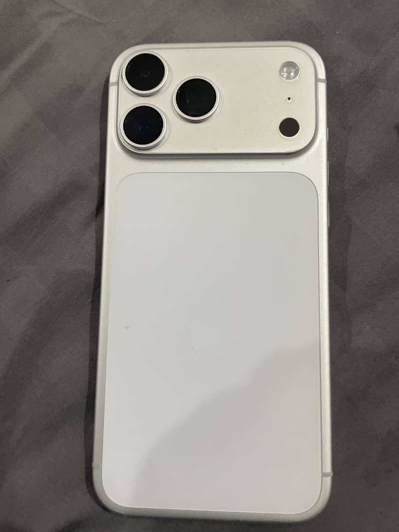 Apple iPhone 17 Pro Max 1