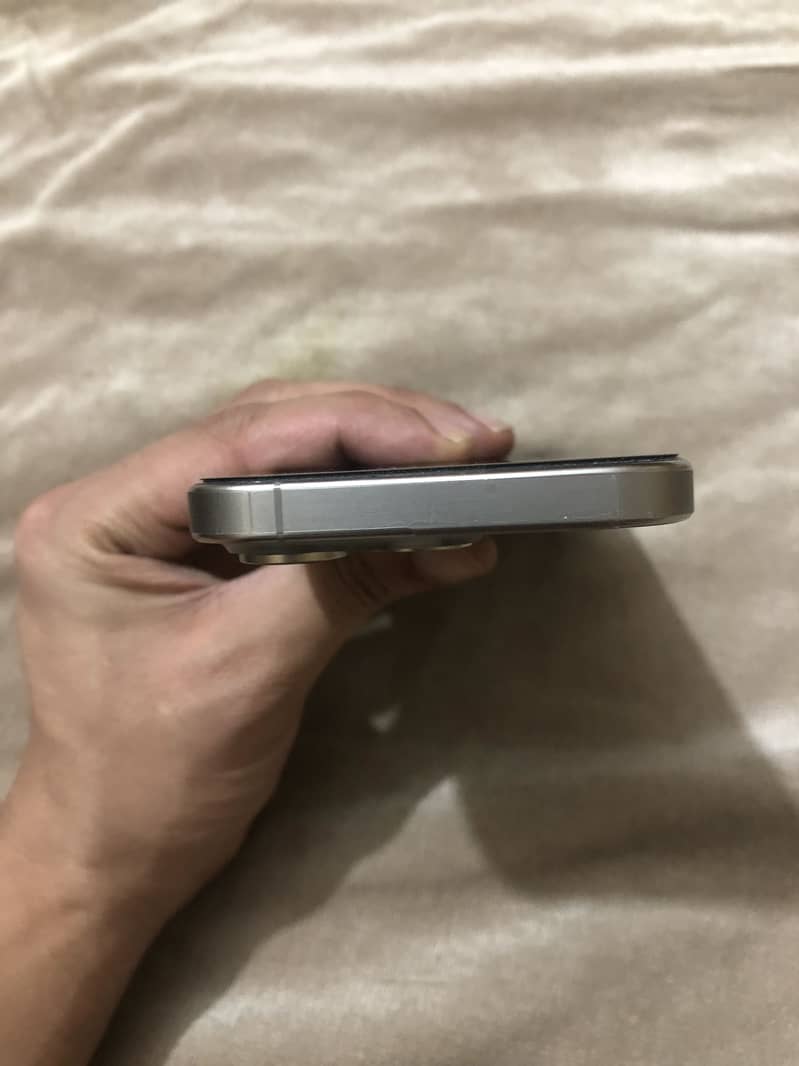 Apple iPhone 15 Pro 2