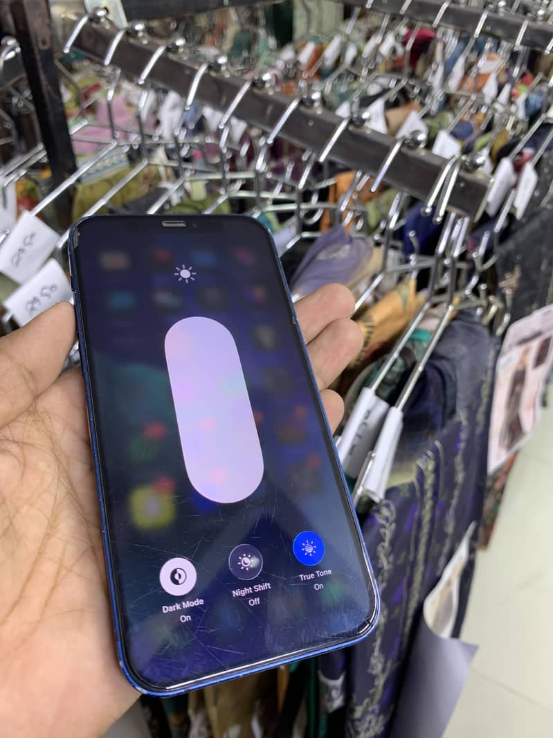 Apple iPhone 12 4