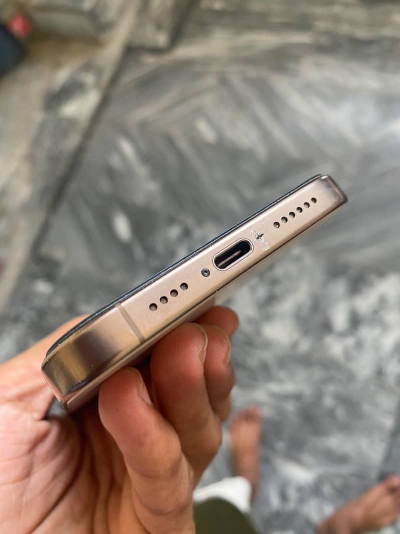 Apple iPhone 16 Pro Max 3