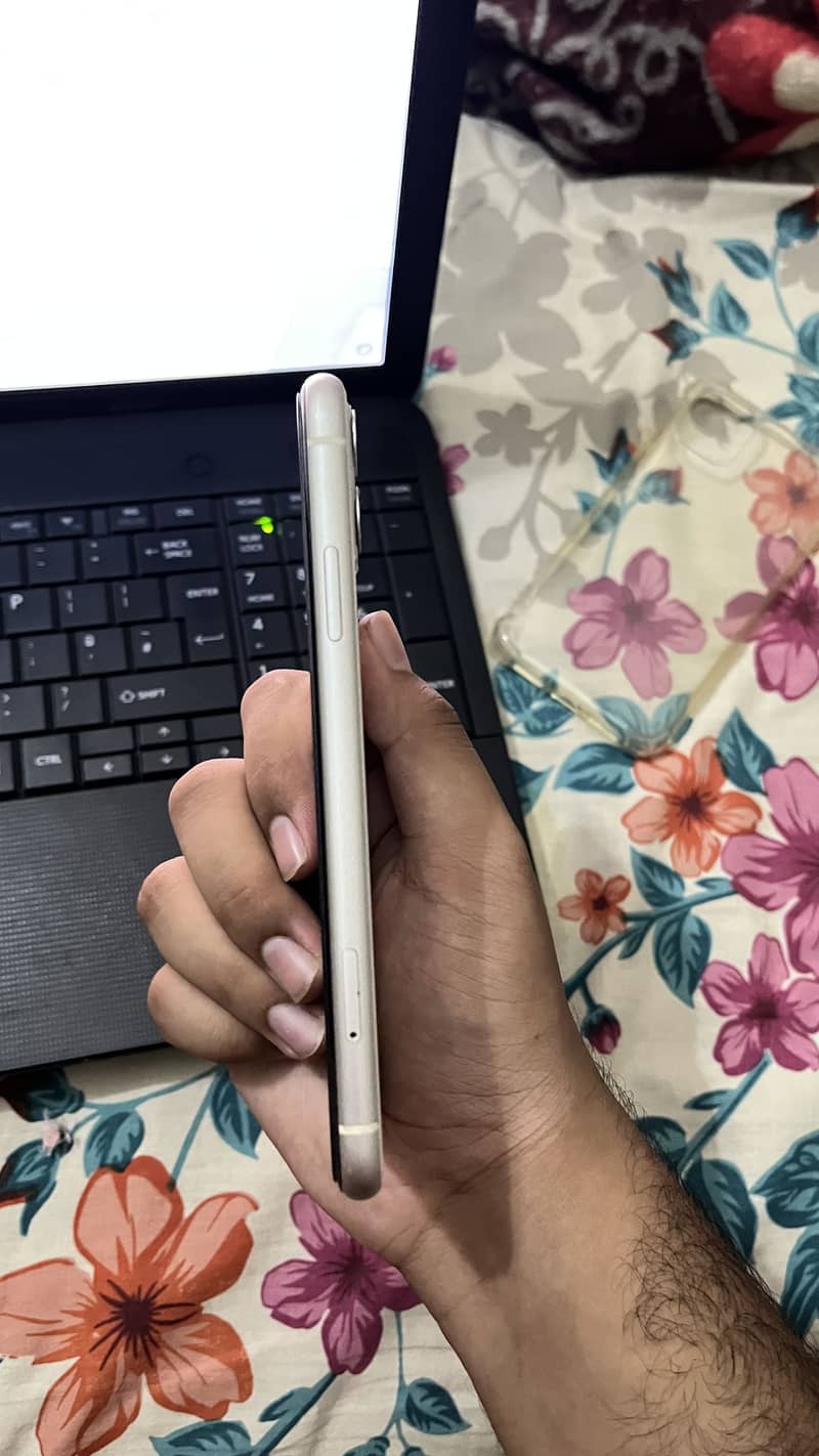 Apple iPhone 11 4