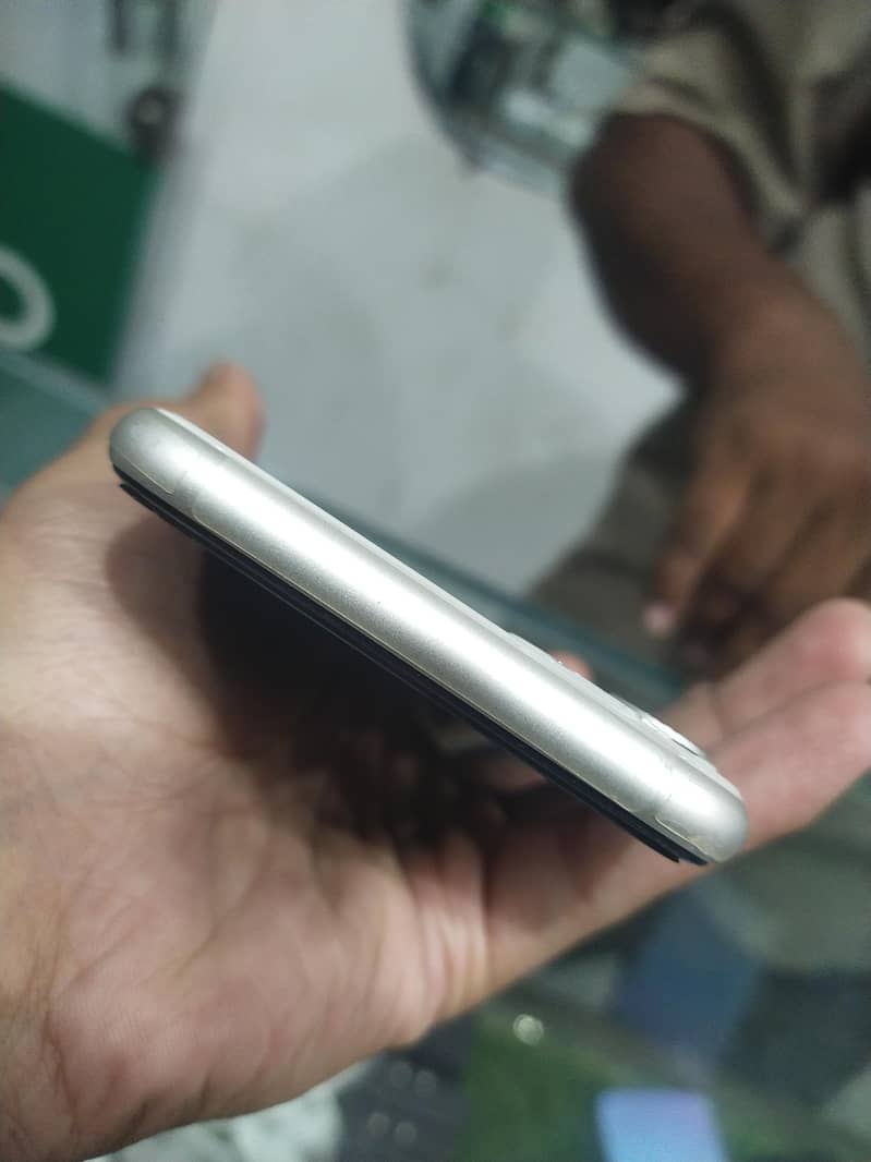Apple iPhone 11 3