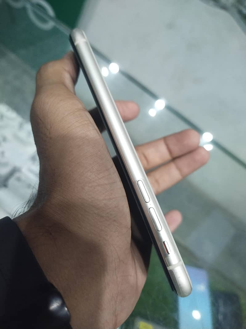 Apple iPhone 11 4
