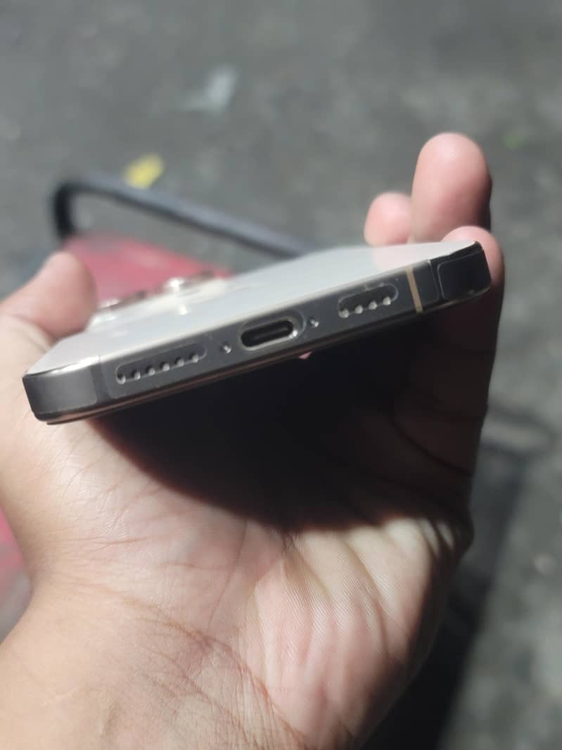 iPhone 16 Pro Max 4