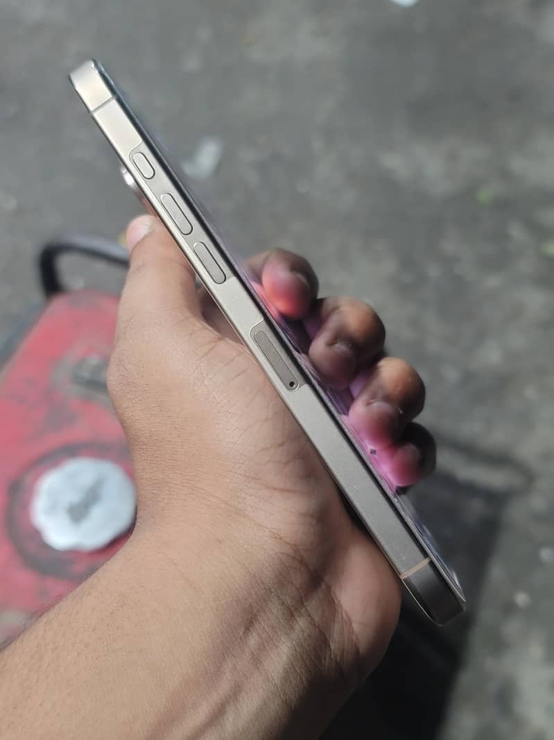 iPhone 16 Pro Max 5