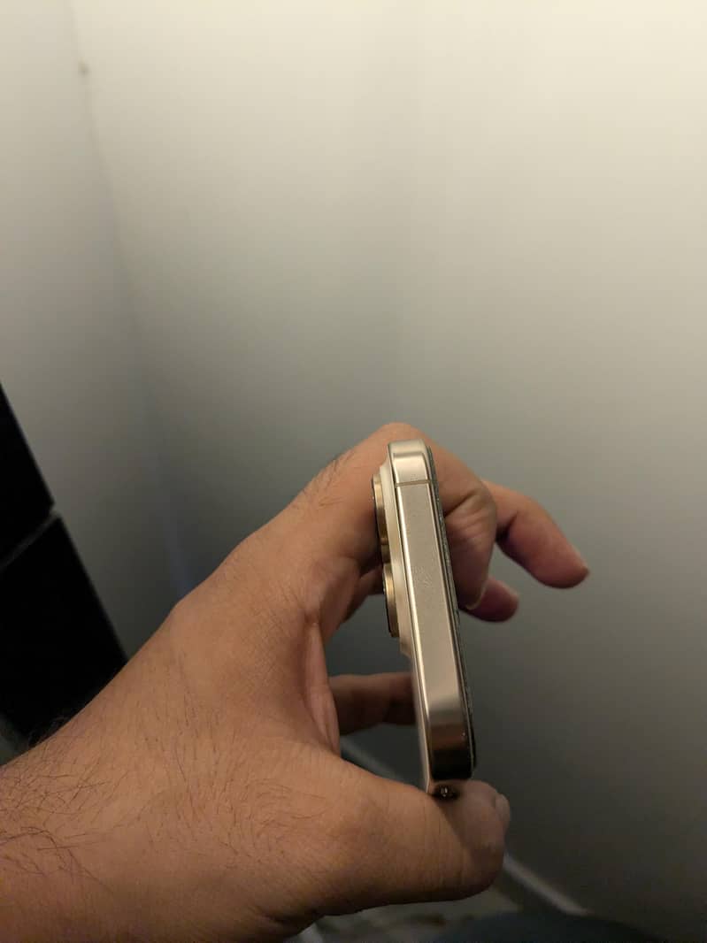 Apple iPhone 16 Pro 4