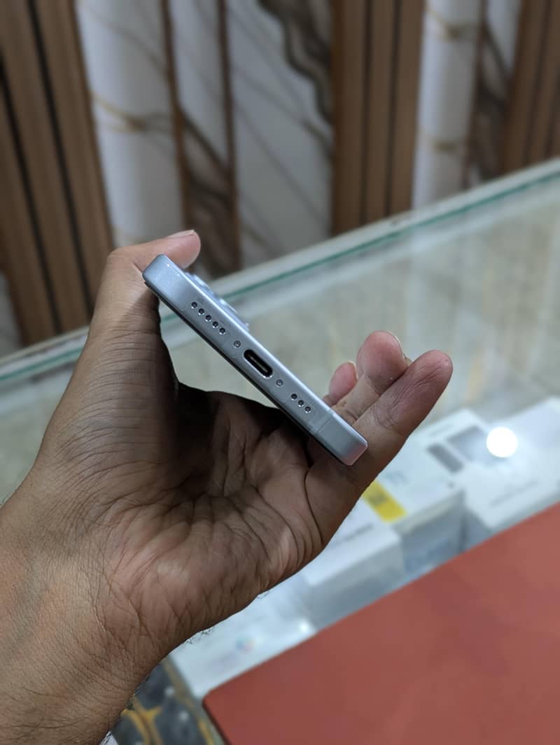 Apple iPhone 15 4