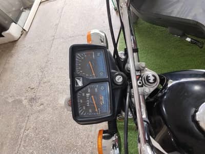 one hand use HONDA CG 125