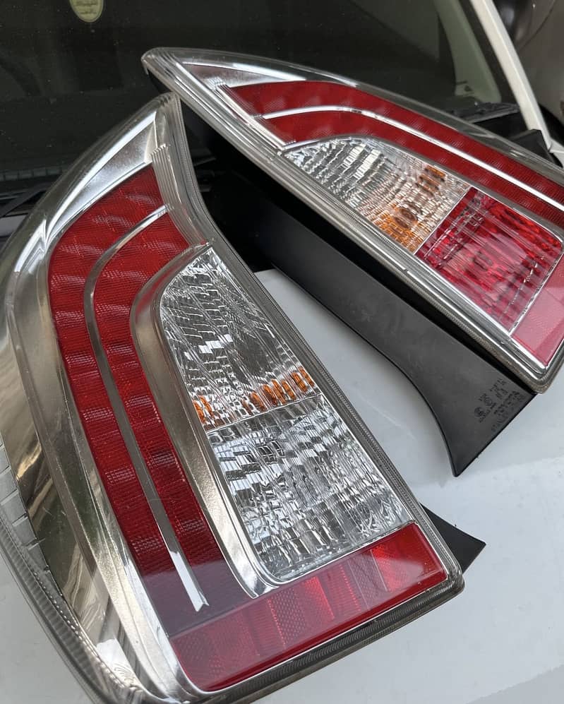 Back light pair Prius 2014 4