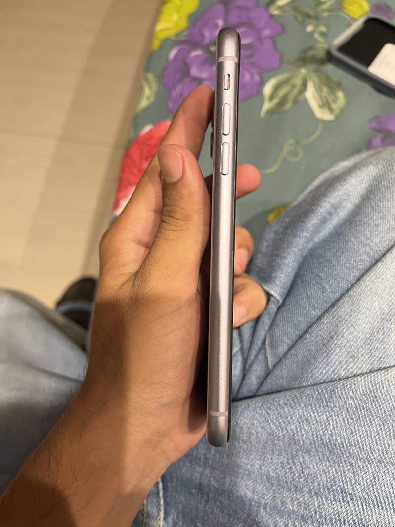Apple iPhone 11 4