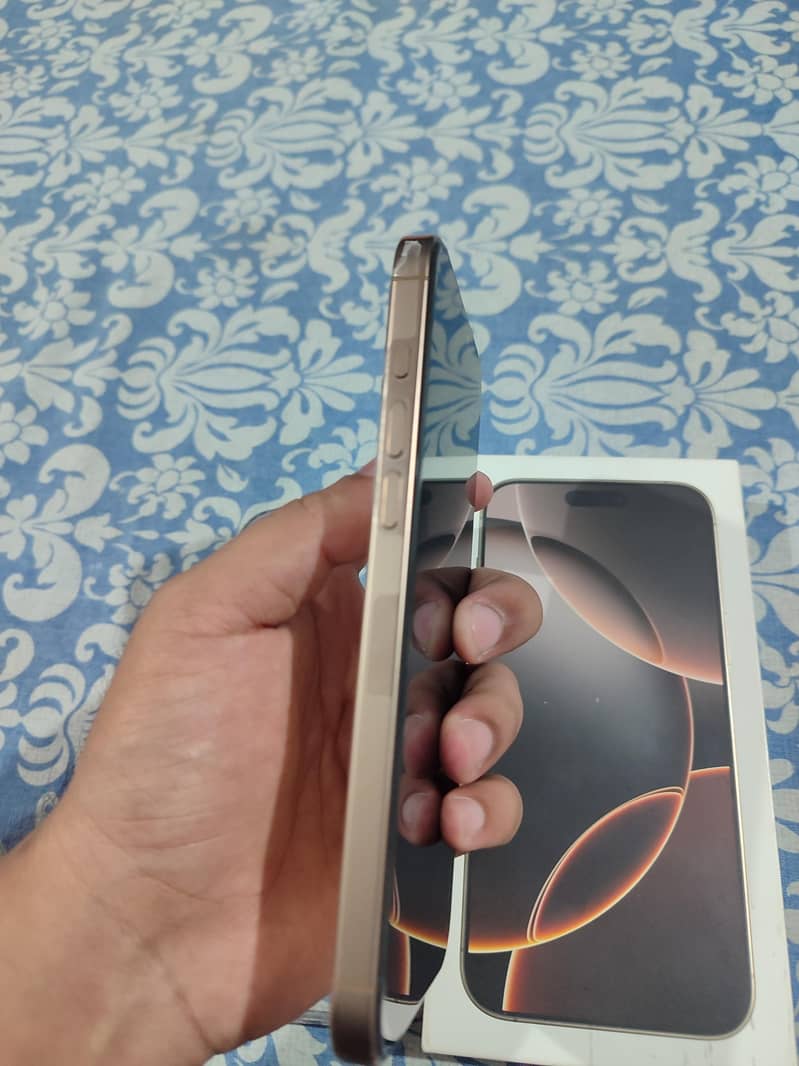 Apple iPhone 16 Pro Max 2