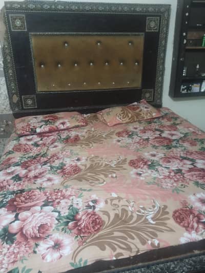bed R almari sale karni h urgent bohat hi munas8b rate m peson ki zryr