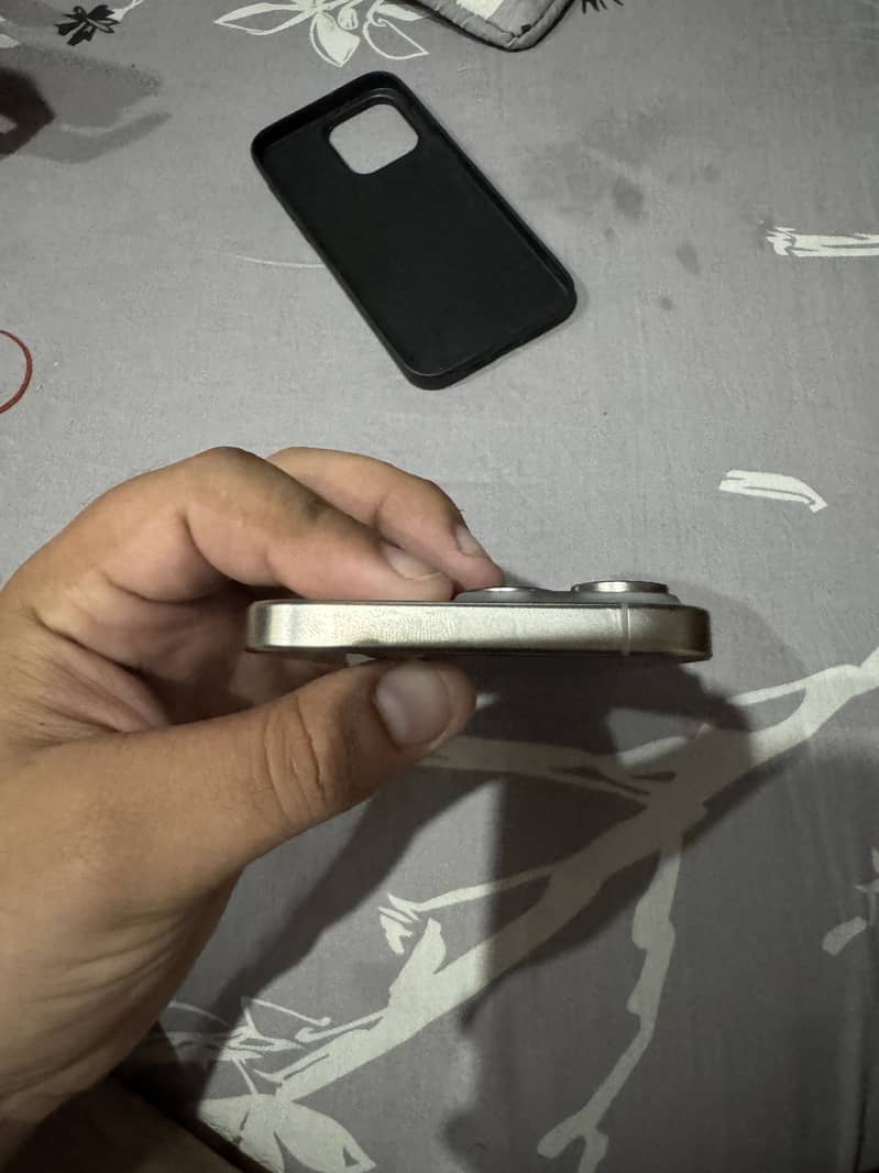 Apple iPhone 15 Pro Max 4