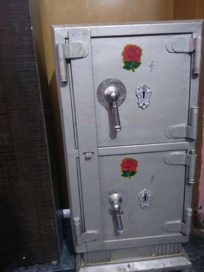 safe locker tejori