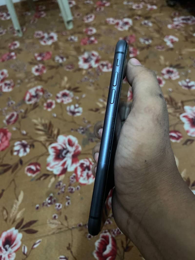 Apple iPhone 11 4