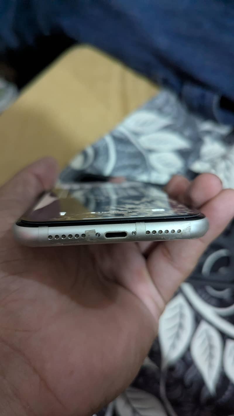 Apple iPhone 11 4