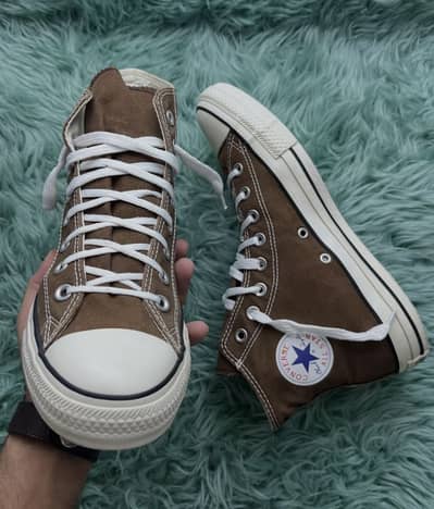 Converse brown n white …