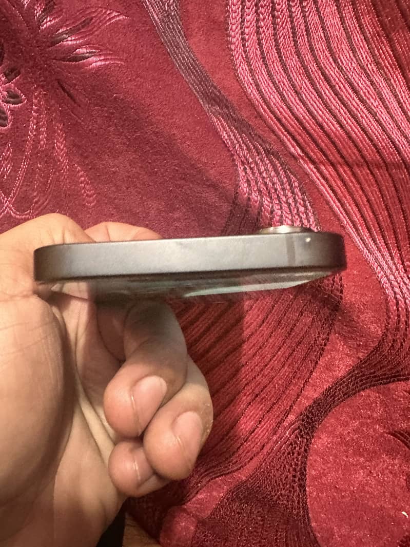 Apple iPhone 16e 3