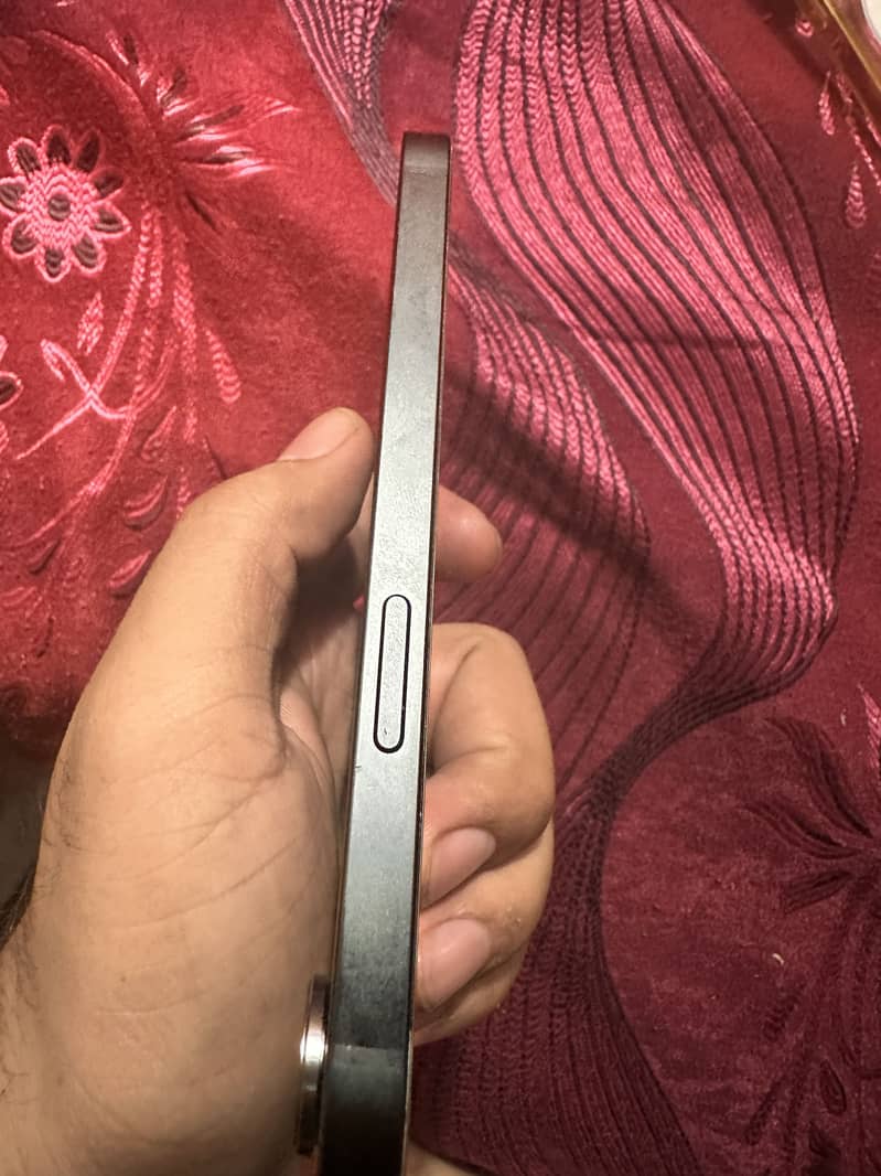Apple iPhone 16e 4