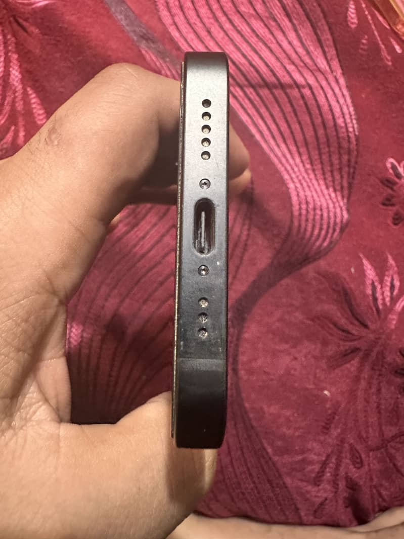 Apple iPhone 16e 6