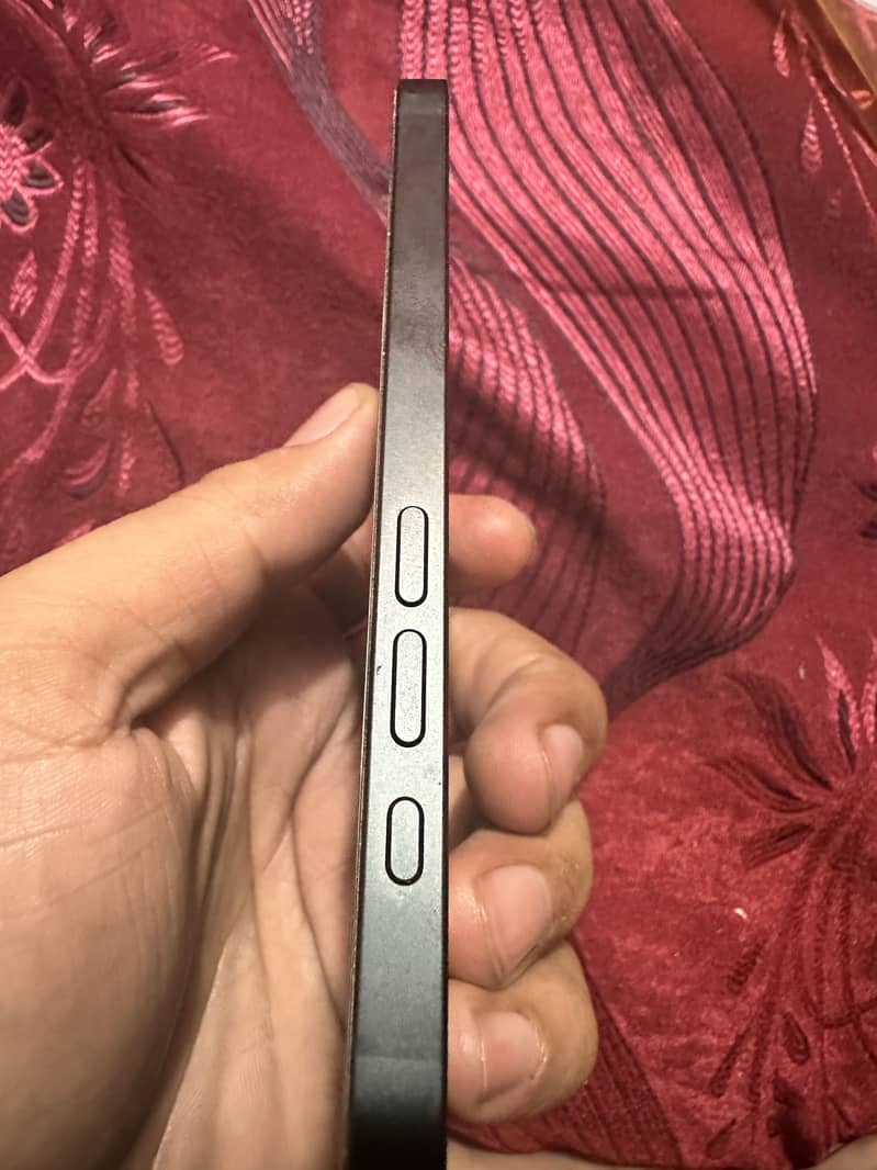 Apple iPhone 16e 7
