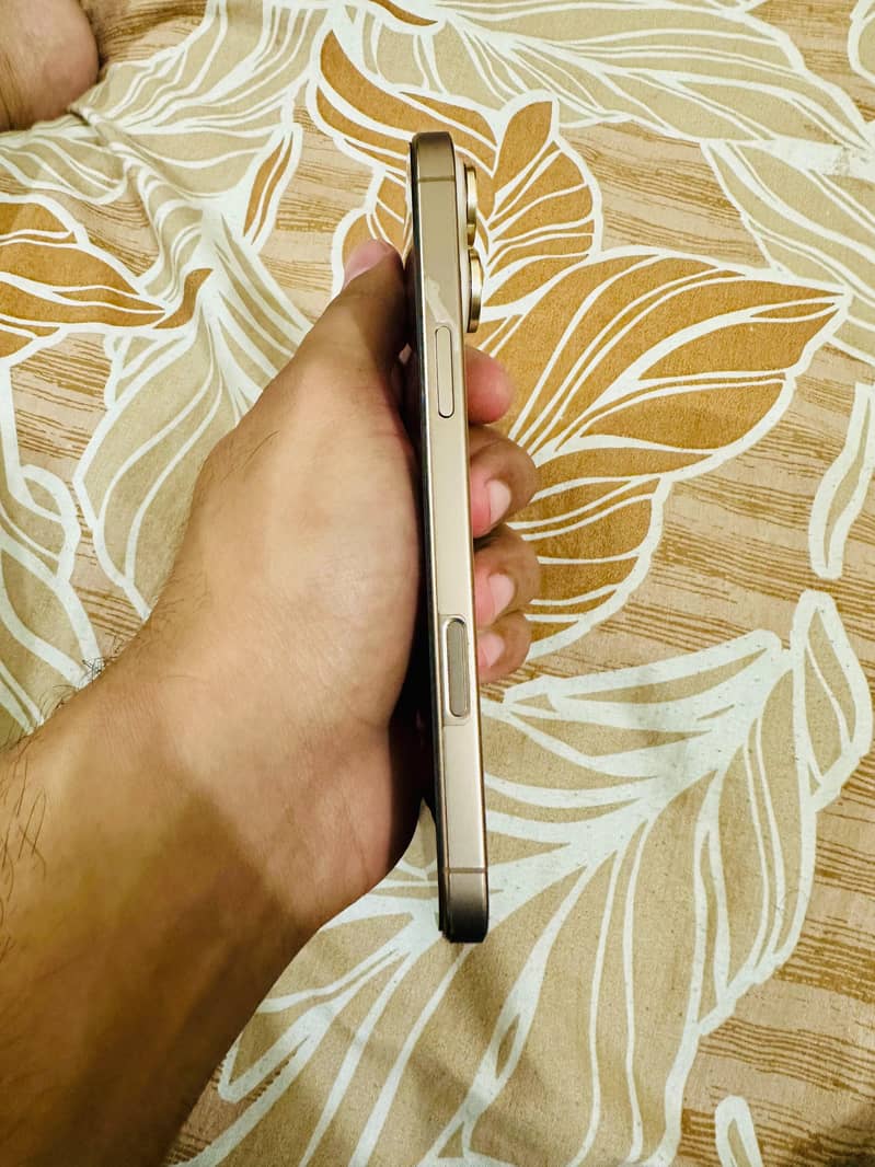 Apple iPhone 16 Pro Max 4