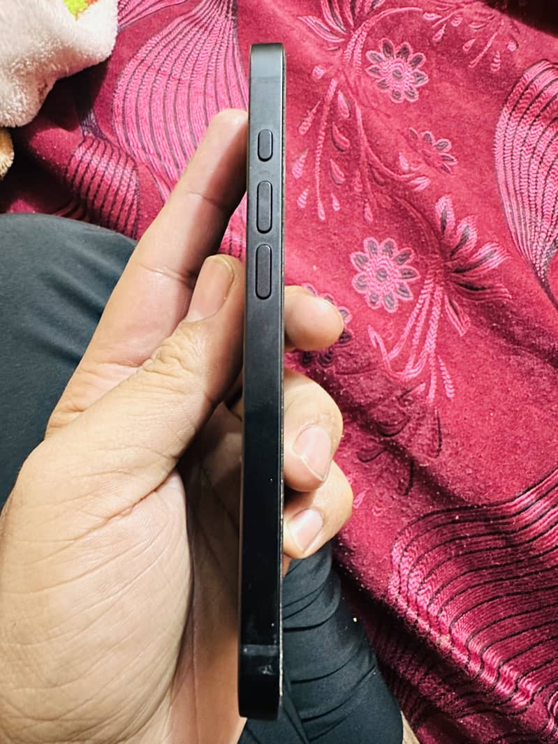 Apple iPhone 16e 1