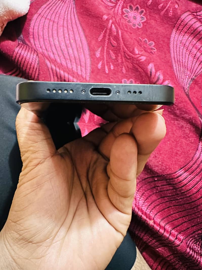 Apple iPhone 16e 2
