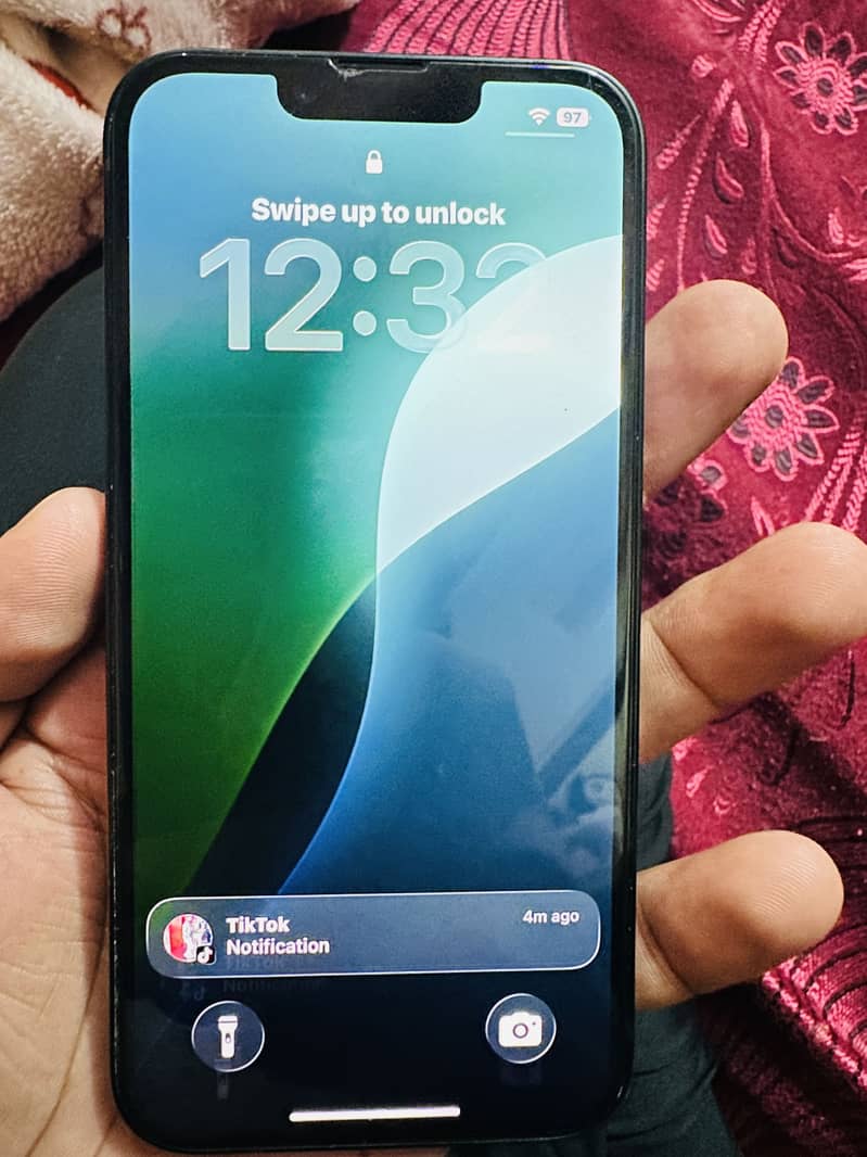 Apple iPhone 16e 3