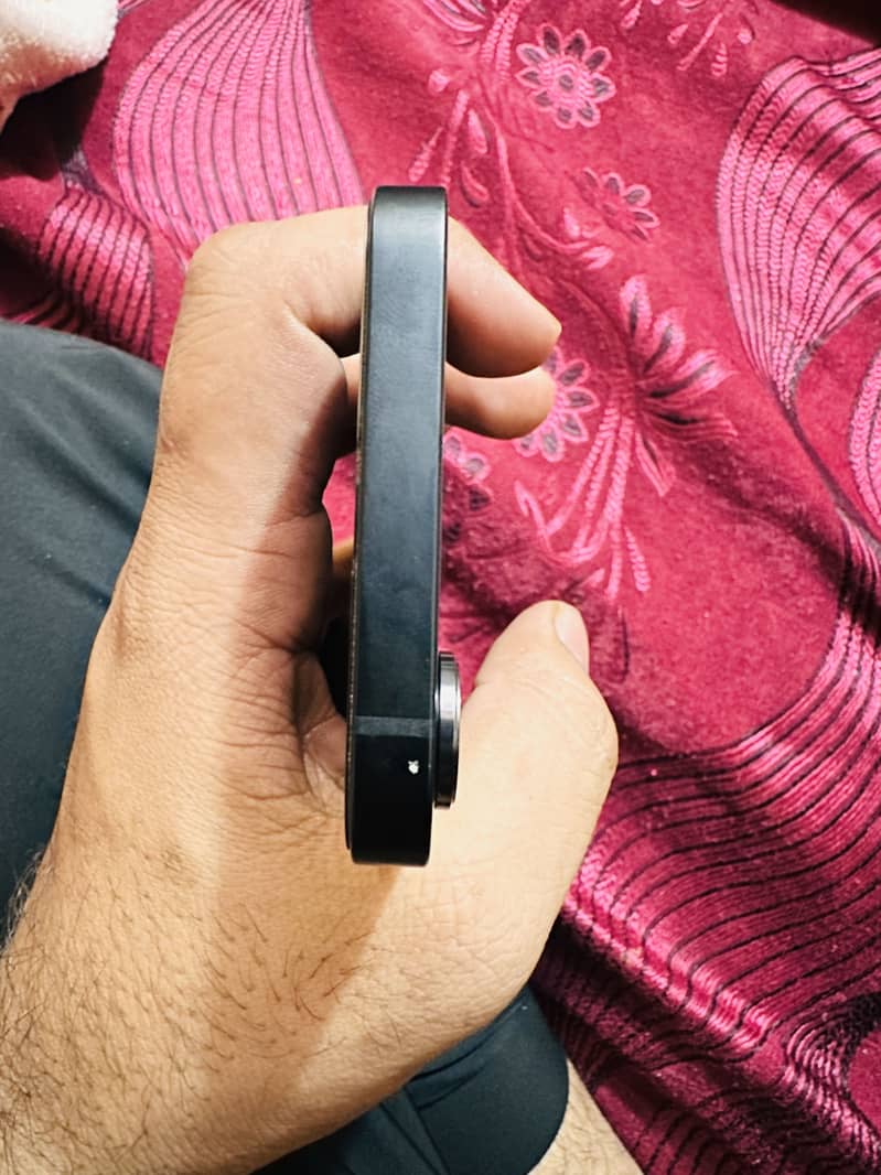 Apple iPhone 16e 4